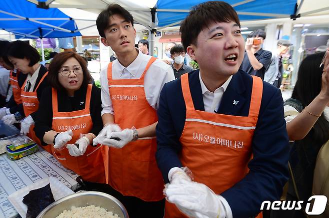 고 전두환씨 손자 전우원(가운데)씨·김형미 오월어머니집 관장(왼쪽)·이준석 국민의힘 전 대표가 17일 오후 광주 동구 금남로에 열린 전야제에 참석해 주먹밥을 만들고 있다. 2023.5.17/뉴스1 ⓒ News1 이승현 기자