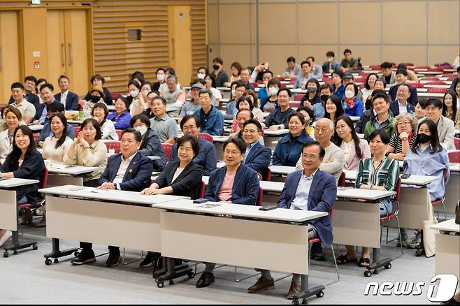 강기정 광주시장이 16일 오후 김대중컨벤션센터에서 열린 노무현 대통령 서거 14주기 추모 시민문화제에 참석해 김삼호 노무현재단 광주지역위원회 상임대표 등과 김제동 초청 강연을 듣고 있다.(노무현재단 광주 제공)2023.5.17/뉴스1