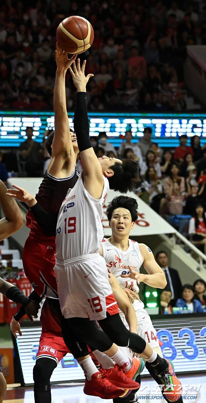 프로농구 챔피언결정전 7차전 안양KGC와 서울SK의 경기가 7일 안양실내체육관에서 열렸다. KGC 변준형이 SK 최성원의 슛을 막아내고 있다. 안양=허상욱 기자wook@sportschosun.com/2023.05.07/