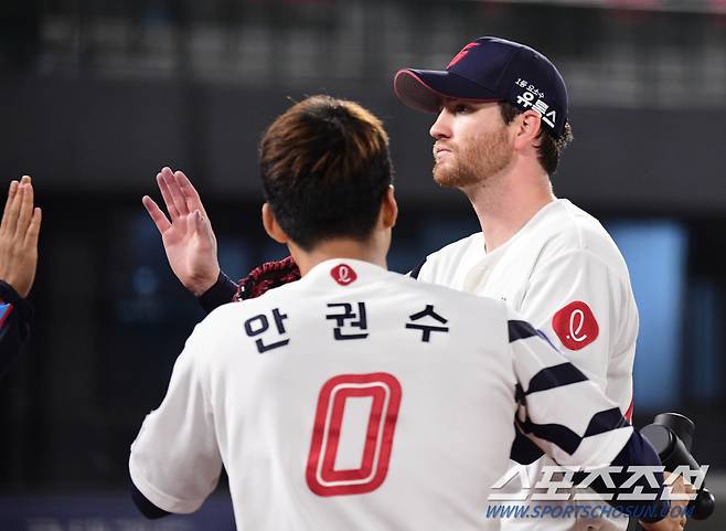 10일 부산 사직야구장에서 KBO리그 롯데와 두산의 경기가 열렸다. 7회 교체되고 있는 롯데 선발 반즈. 부산=송정헌 기자songs@sportschosun.com/2023.05.10/