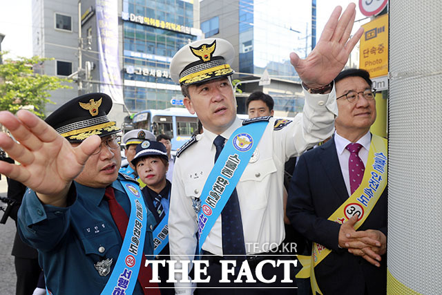 윤희근 경찰청장이 17일 서울 구로구 덕의초등학교 앞에서 어린이 교통안전 현장점검을 하고 있다. /뉴시스