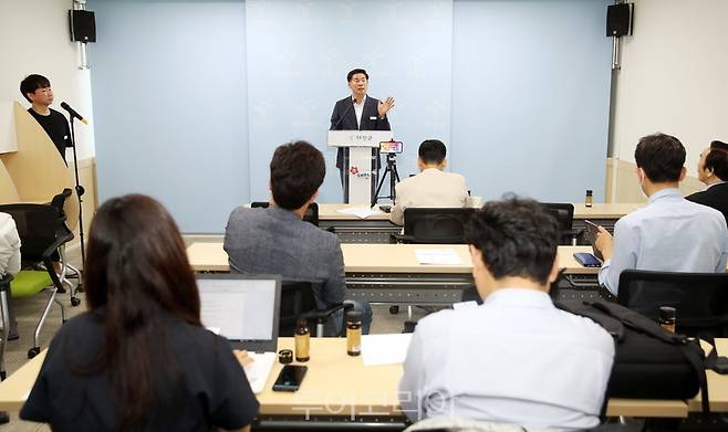 17일 군청 브리핑실에서 브리핑 중인 조상호 관광진흥과장.