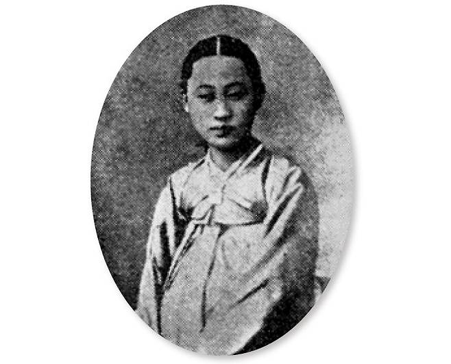 이승만 전 대통령이 쓴 ‘독립정신’에 실린 명성황후 사진. 권오창 화백이 이를 바탕으로 어진을 그렸다.