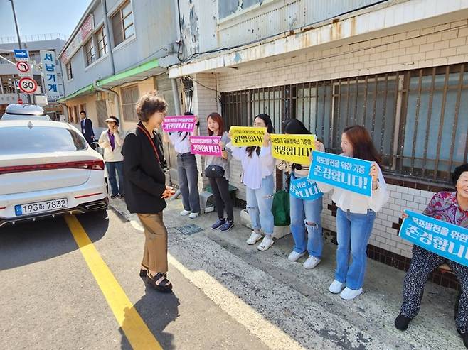 손혜원 전 의원 지지자들이 응원하고 있다. [사진제공=독자제공]