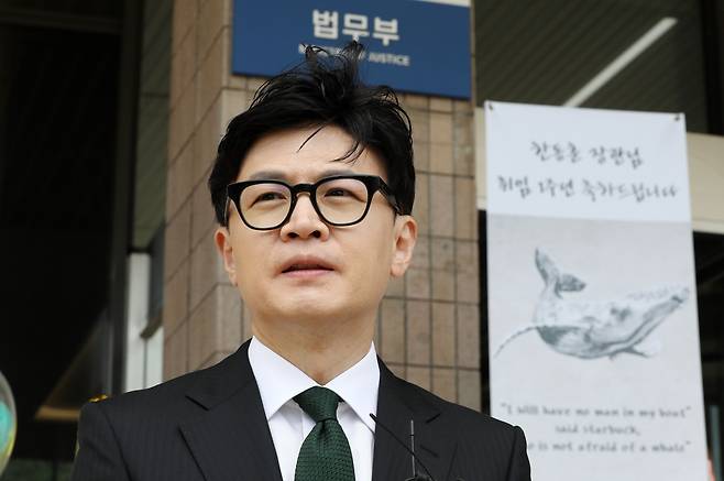 한동훈 법무장관이 17일 경기도 과천시 법무부 청사로 출근하며 취임 1주년 소회를 밝히고 있다. 2023.5.17/뉴스1