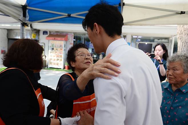 전두환 전 대통령의 손자 전우원씨가 17일 오후 광주 동구 금남로에 열린 전야제에 참석해 오월어머니들과 인사하고 있다. /뉴스1