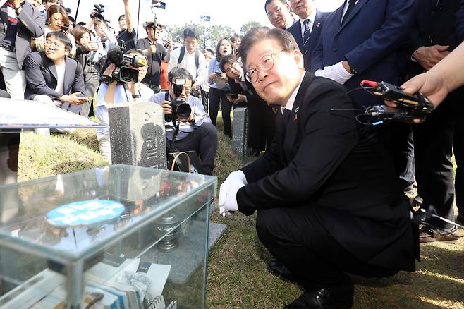 이재명 더불어민주당 대표가 5·18민주화운동 제43주년 기념일을 앞둔 17일 오후 광주 망월민족민주열사묘역에서 이철규 열사 묘역을 참배하고 있다. /뉴스1