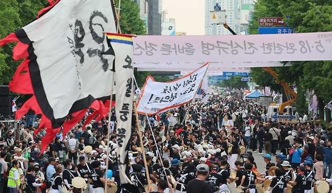 17일 오후 광주 동구 금남로에서 5·18 민주화운동 43주년 전야제 민주대행진이 열리고 있다. ⓒ연합뉴스