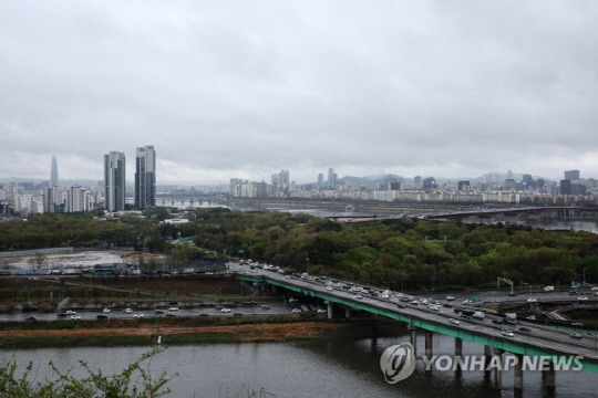 응봉산에서 바라본 성수동과 압구정동 일대 모습. 사진 연합뉴스