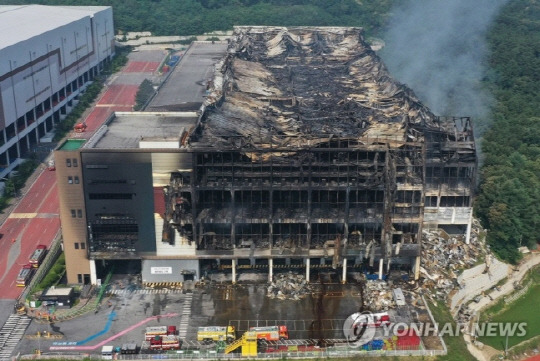 지난 2021년 6월 경기도 이천시 마장면 쿠팡 덕평물류센터 화재 당시 모습. 사진 연합뉴스