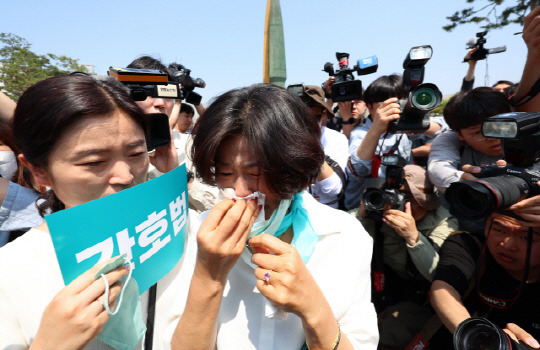 16일 오전 서울 용산 대통령 집무실 앞에서 대한간호협회 회원들이 간호법 공포 촉구 기자회견을 하고 있다. 한편 이날 윤석열 대통령은 간호법 제정안에 대한 재의요구권을 행사했다. <연합뉴스>