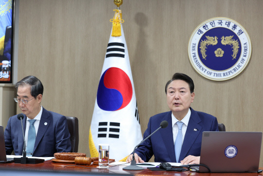 윤석열 대통령이 16일 서울 용산 대통령실 청사에서 국무회의를 주재하고 있다. 왼쪽은 한덕수 국무총리.<연합뉴스>