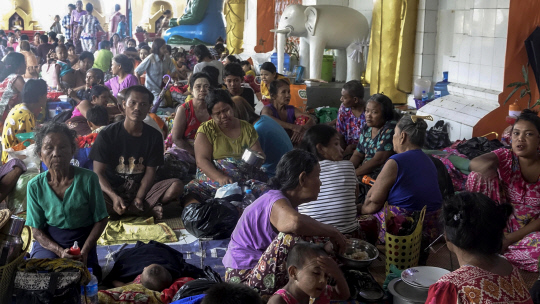 초강력 사이클론 '모카' 피해를 입은 미얀마 이재민들이 임시대피소에 모여 있습니다. EPA 연합뉴스