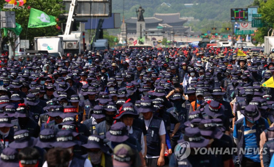 지난 16일 오후 서울 세종대로에서 열린 건설노조 탄압 중단 촉구 총파업 결의대회에서 참가자들이 건설노조 고 양회동씨를 향한 묵념을 하고 있다.<연합뉴스>