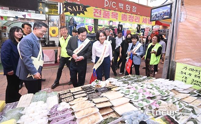 시장 둘러보는 이영 장관, 김기문 중기중앙회장