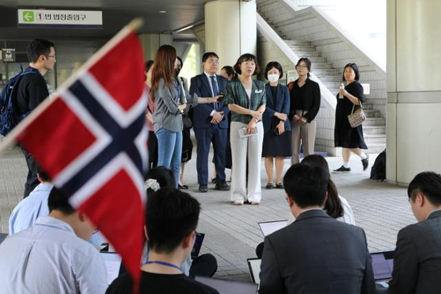 민주사회를위한변호사모임의 김수정 변호사가 16일 오후 서울 서초구 서울중앙지법 앞에서 신송혁(48·아담 크랩서)씨가 홀트아동복지회와 정부를 상대로 낸 손해배상 선고에 대해 변호인단 입장을 밝히고 있다. 김 변호사는 "불법 해외 입양을 주도해 관리하고 계획·용인한 국가 책임이 인정되지 않아 유감"이라며 "국가가 먼저 사과하고 (신씨가) 다시 돌아가서 자유롭게 살 수 있도록 최선의 노력을 기울여 주기를 바란다"고 말했다. 노르웨이 입양인이 들고 온 국기도 보인다. 뉴스1