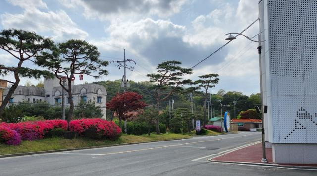 사진 왼쪽 여관 건물과 터가 예천군 양궁훈련센터 건립 예정지이고 오른쪽이 현 예천국제양궁장 입구 건물이다. 이용호 기자