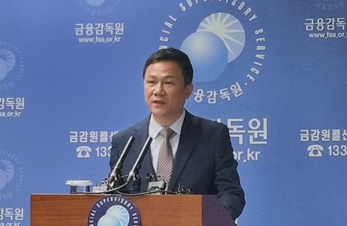 차수환 금융감독원 부원장보가 11일 브리핑에서 IFRS17 관련 계리적 가정의 가이드라인을 수립하겠다고 말하고 있다.