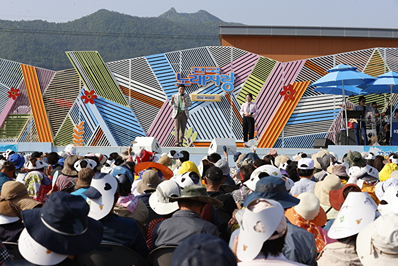 16일 열린 ‘KBS 전국 노래자랑-보성군편’ 본선 무대에서 김철우 보성군수(왼쪽)이 관객들에게 인삿말을 드리고 있다. [사진=보성군]