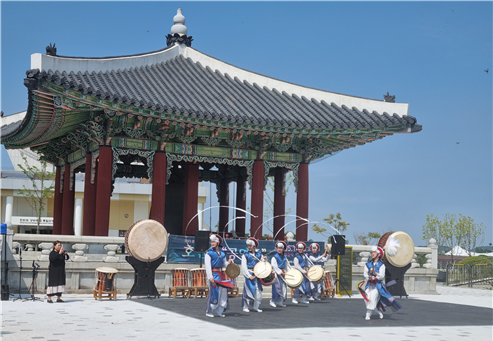 지난 14일 경기도 파주시 임진각 평화의 종 앞에서 전통예술단 '호연'이 공연을 펼치고 있다. [사진=파주시]