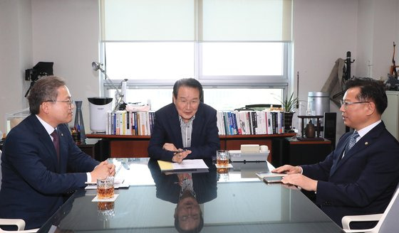 변재일 국회 윤리특별위원회 위원장(가운데)과 여야 간사인 이양수 국민의힘(오른쪽)·송기헌 더불어민주당 의원이 16일 회동했다. 김현동 기자