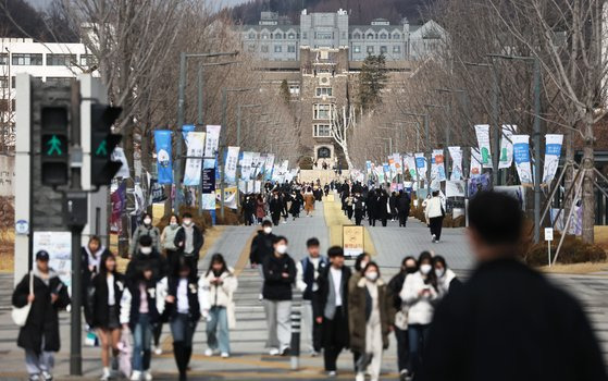 지난 3월 서울 연세대학교 교문 주변이 등교한 학생들로 붐비는 모습. 연합뉴스