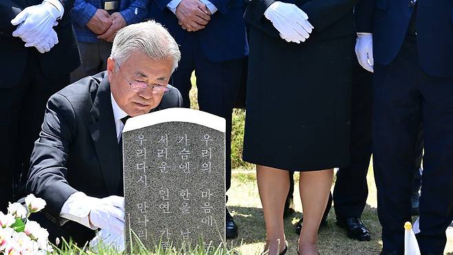 문 전 대통령이 국립5.18민주묘지를 방문해 고 이한열 열사의 묘소를 찾아 참배하고 있다. 뉴스1