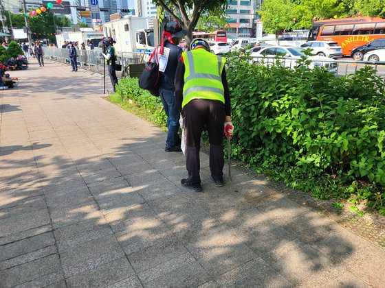 17일 오전 9시쯤, 중부공원녹지사업소의 한 직원이 건설노조의 노숙 집회가 진행된 서울광장에서 버려진 담배꽁초를 줍고 있다. 이 직원은 ″여기서 담배꽁초를 줍는 건 처음인 것 같다″고 말했다. 이찬규 기자