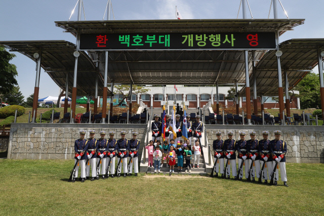 ▲ 육군36사단은 17일 원주 백호부대에서 초등학교 어린이와 지역 주민을 초청해 부대 개방행사인 ‘백호 민군화합 오픈하우스’를 진행했다.