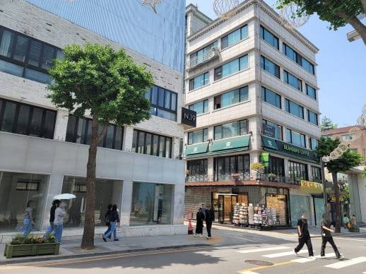 신사동 가로수길 중앙도로에 위치한 1층 상가에 '임대 문의' 카드가 붙여있다. 사진=한경비즈니스