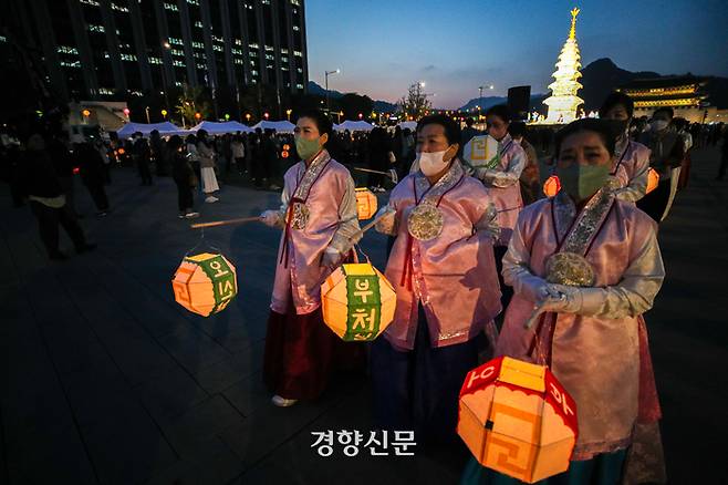 서울 종로구 광화문광장에서 지난달 열린 ‘2023 부처님오신날 봉축점등식’에서 참석자들이 불을 밝힌 수마노탑 주변을 돌고 있다. 성동훈 기자