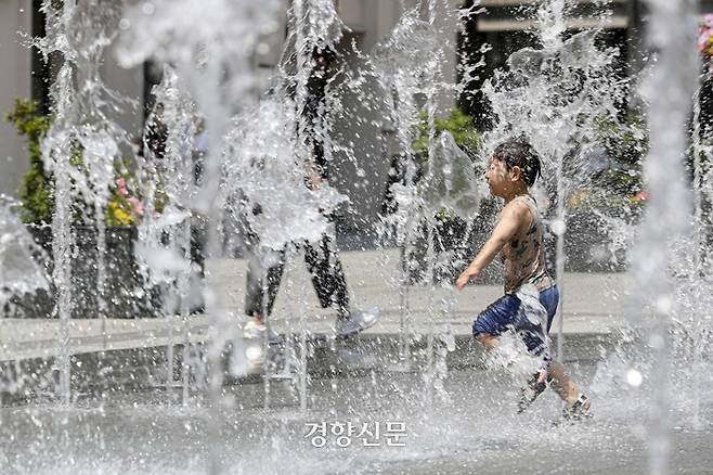 전국 대부분 지역의 낮 기온이 30도 이상 오르며 초여름 날씨를 보인 지난 16일 서울 광화문광장 분수대에서 아이가 더위를 식히고 있다. 문재원 기자