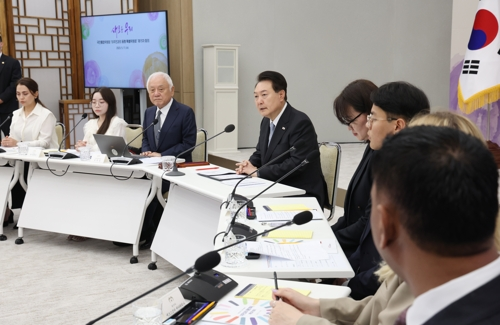 윤석열 대통령이 17일 서울 용산 대통령실 청사에서 열린 이주민과의 동행 특별위원회 제15차 회의에서 발언하고 있다. 연합뉴스