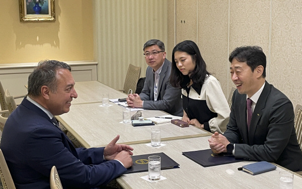 윤형중 한국공항공사 사장(오른쪽)이 루이스 펠리페 데 올리베이라 ACI 세계본부 사무총장과 부산에서 열리는 ‘Airports Innovate 2025’의 성공적 개최 방안을 논의했다. 한국공항공사 제공