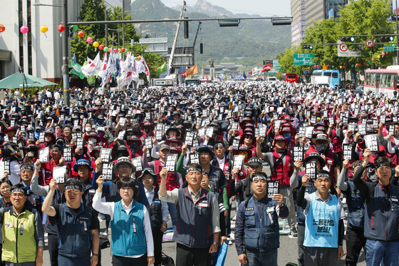 Korean Confederation of Trade Union members occupies the street in Jung District, central Seoul, on Wednesday, demanding the government end the oppression against labor unions. [NEWS1]