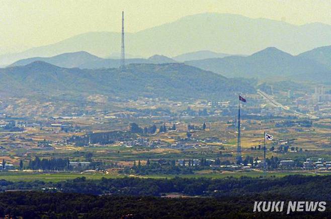 태극기와 북한의 인공기가 휘날리고 있다.   사진=박효상 기자