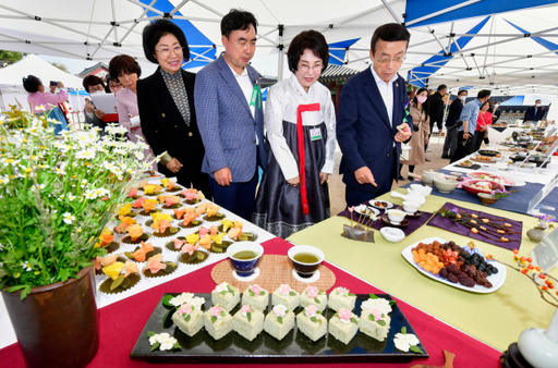 ㈔한국차문화협회는 오는 20일 오후 1시 인천 미추홀구 문학동 인천도호부관아에서 ‘제43회 차의 날 기념 제34회 전국 차인(茶人) 큰잔치’를 연다. 사진은 지난해 열린 ‘제34회 전국 차인(茶人) 큰잔치' 행사 사진. 협회 제공