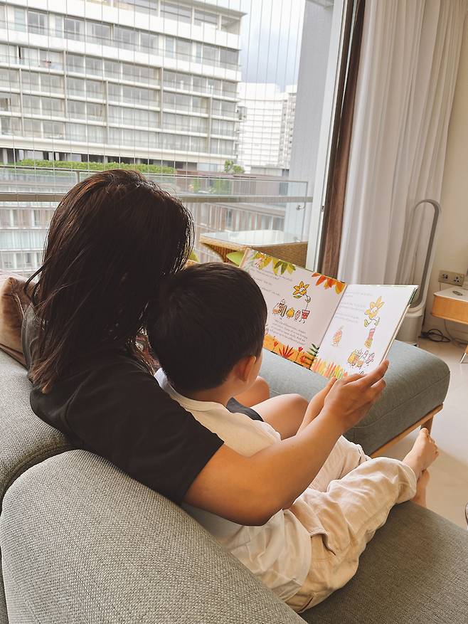 싱가포르에서 일하는 한 필리핀 가사도우미가 아이에게 책을 읽어주고 있다.  (매경DB)