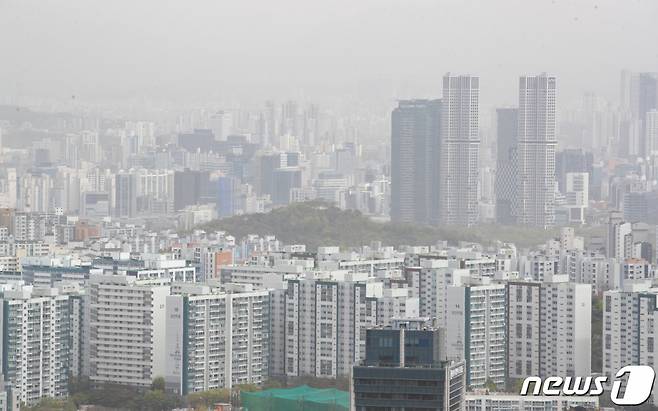 (서울=뉴스1) 이재명 기자 = 전국 아파트값 하락세가 둔화하고 있는 가운데 서울 송파구와 동작구는 아파트값이 상승세로 전환했다.  13일 한국부동산원이 발표한 주간 아파트가격 동향에 따르면 매매 가격은 0.17% 하락, 전세 가격은 0.24% 하락했다.  사진은 이날 오후 서울 용산구 남산에서 바라본 아파트 단지의 모습. 2023.4.13/뉴스1  Copyright (C) 뉴스1. All rights reserved. 무단 전재 및 재배포 금지.