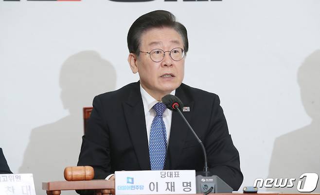 (서울=뉴스1) 임세영 기자 = 이재명 더불어민주당 대표가 17일 오전 서울 여의도 국회에서 열린 확대간부회의에서 모두발언을 하고 있다. 2023.5.17/뉴스1  Copyright (C) 뉴스1. All rights reserved. 무단 전재 및 재배포 금지.