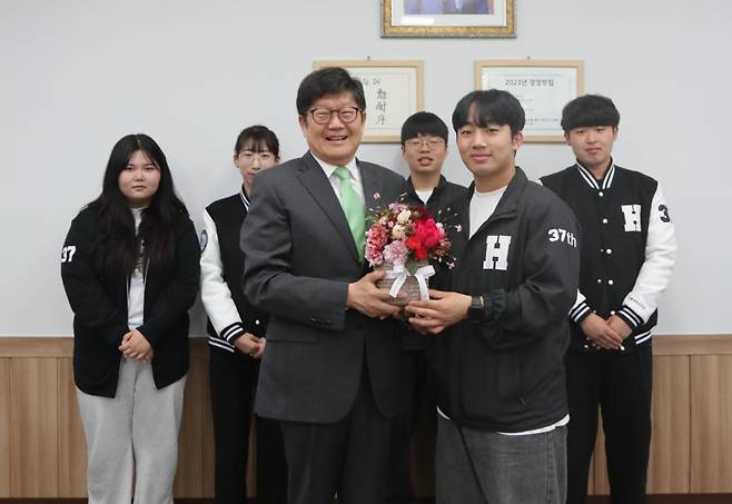 문영식 한림성심대 총장(앞줄 왼쪽)이 스승의 날 행사를 준비한 학생들과 기념촬영하고 있다./사진제공=한림성심대