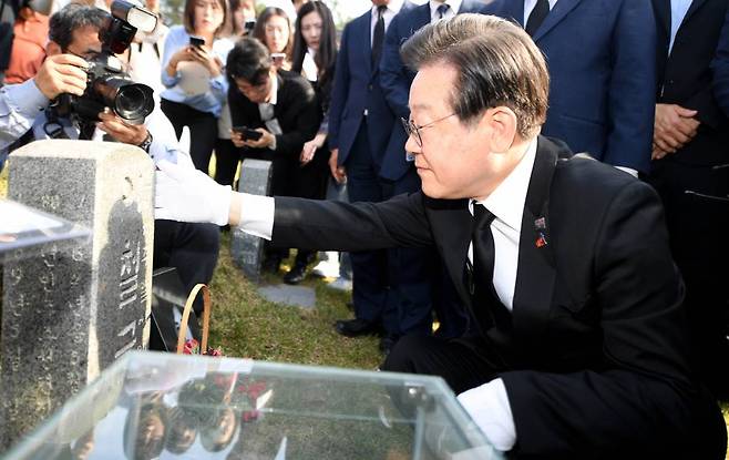 [광주=뉴시스] 변재훈 기자 = 이재명 더불어민주당 대표가 5·18민주화운동 43주년을 하루 앞둔 17일 오후 광주 북구 망월동 민족민주열사묘역 내 이철규 열사 묘비를 어루만지고 있다. 2023.05.17.