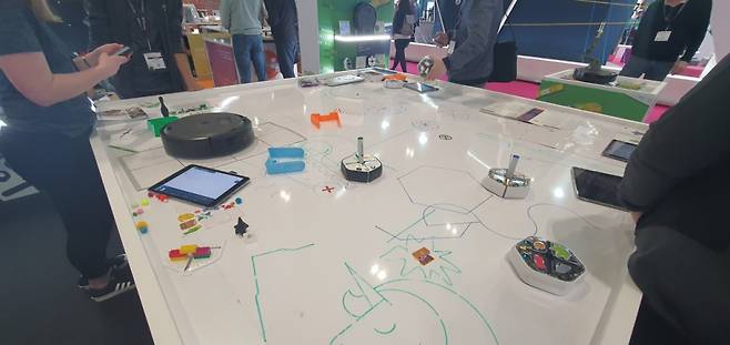 영국 에듀테크 기업인 크리에이티브HUT의 코딩로봇 '루트'의 시연 모습 /사진=정현수 기자