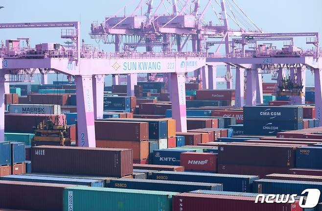 지난달 21일 오후 인천 연수구 인천신항 컨테이너 모습. /사진=뉴스1