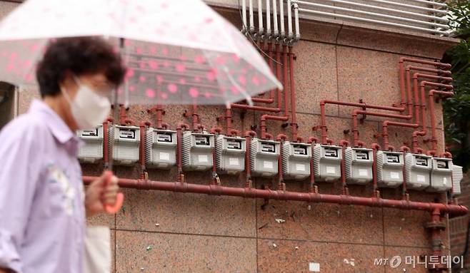 국제 천연가스 가격과 원/달러 환율이 상승하며 도시가스 요금이 오를것으로 예상되는 가운데 서울시내 한 주택가에 가스 계량기가 설치되어 있다. /사진=김휘선 기자 hwijpg@