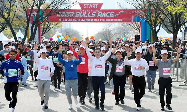 손병두 한국거래소 이사장(앞줄 왼쪽에서 4번째)이 1일 서울 여의도공원에서 열린 '제14회 불스레이스 마라톤 대회'에 참여했다. /사진제공=한국거래소