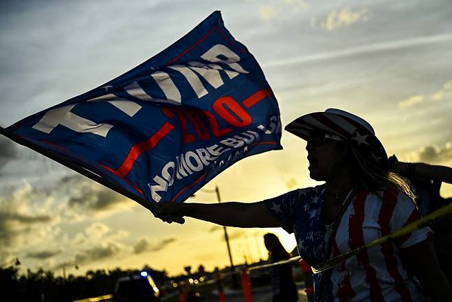 31일(현지시간) 트럼프 전 대통령의 지지자들이 트럼프 대통령이 거주하는 플로리다주 마러라고 리조트 인근에서 검찰 기소에 대한 항의 시위를 벌이고 있다./AFPBBNews=뉴스1