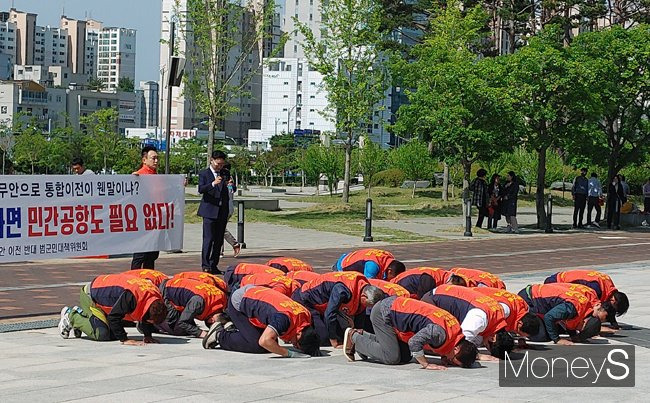 범대위가 최근 김영록 전남도지사의 대승적 차원에서 무안군이 군공항과 민간공항을 받아 들여야 한다고 큰절 담화문을 발표한 것과 관련해 큰절 퍼포먼스(performance)로  군공항 무안군 이전에 반대하는 입장을 표하고 있다./홍기철기자