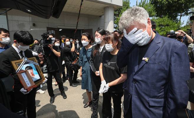 2심 재판부가 평택항 대학생 사망 사고 관계자들 모두에게 집행유예 선고를 내렸다. 사진은 故 이선호씨의 발인식에서 유가족들이 오열하는 모습. /사진=뉴스1