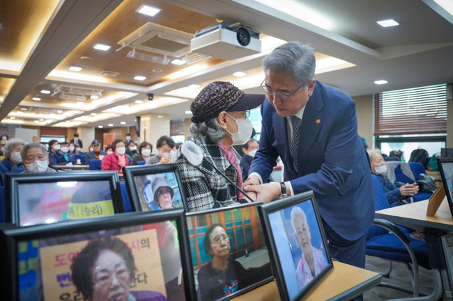 설득 박진 외교부 장관이 지난 2월 28일 서울지방변호사회관에서 진행된 강제징용 피해자·유족과의 면담에서 참석자의 손을 잡으며 위로하고 있다. 외교부 제공